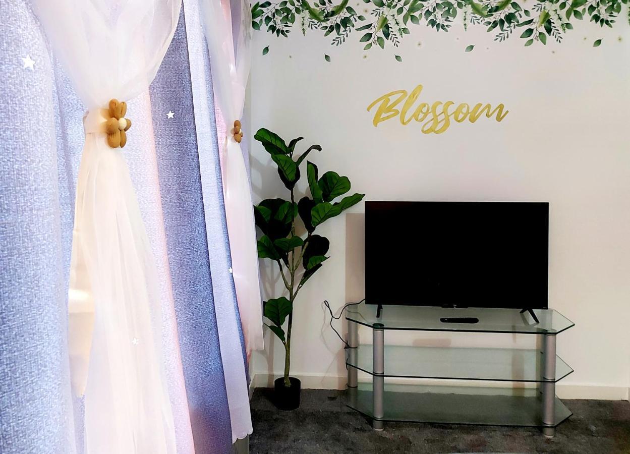 The Blossom - Largs Bagian luar foto